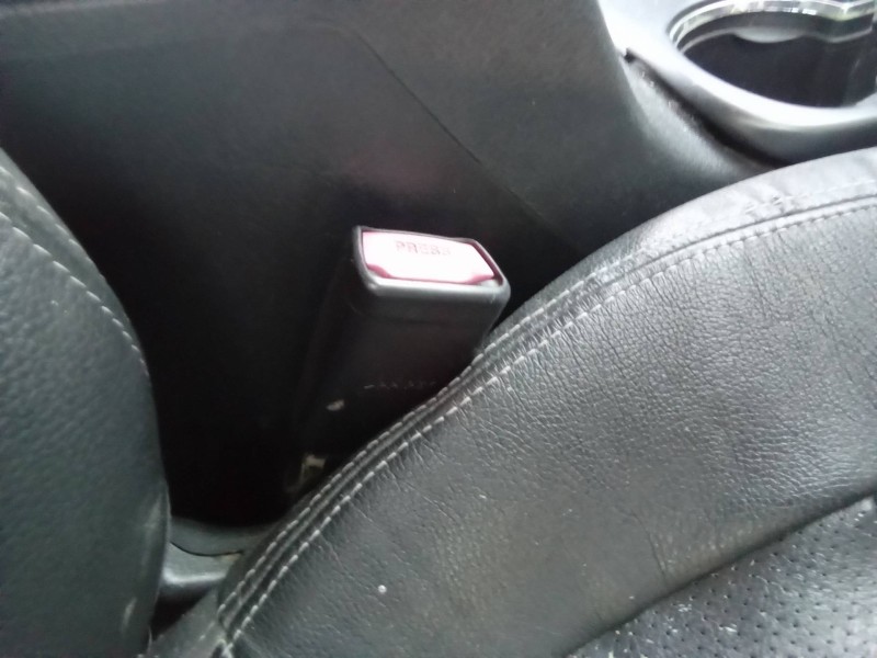 Recambio de enganche cinturon delantero derecho para kia sorento emotion 4wd referencia OEM IAM 888402P400VA 09120813 