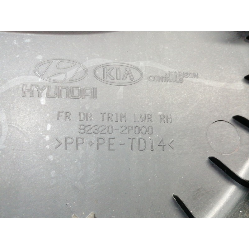 Recambio de guarnecido puerta delantera derecha para kia sorento emotion 4wd referencia OEM IAM 823202P000 823202P000 