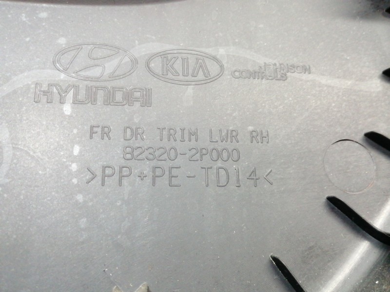 Recambio de guarnecido puerta delantera derecha para kia sorento emotion 4wd referencia OEM IAM 823202P000 823202P000 