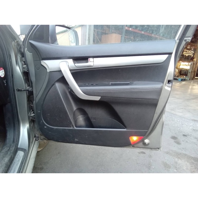 Recambio de guarnecido puerta delantera derecha para kia sorento emotion 4wd referencia OEM IAM 823202P000 823202P000 