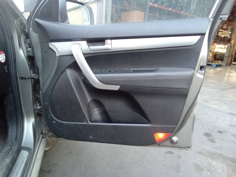 Recambio de guarnecido puerta delantera derecha para kia sorento emotion 4wd referencia OEM IAM 823202P000 823202P000 