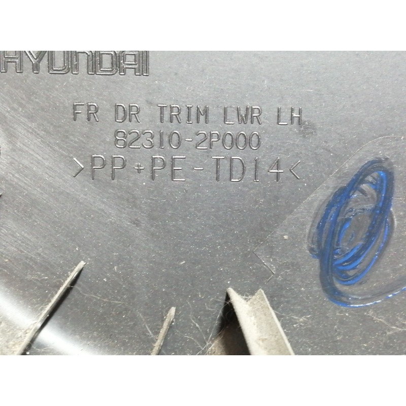 Recambio de guarnecido puerta delantera izquierda para kia sorento emotion 4wd referencia OEM IAM 823102P000  