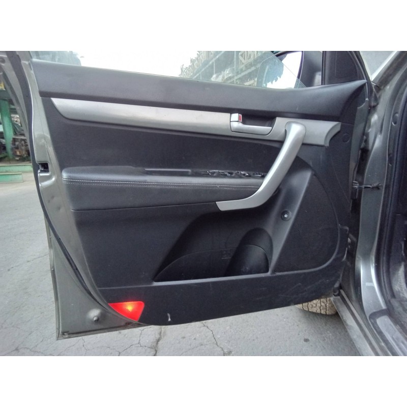 Recambio de guarnecido puerta delantera izquierda para kia sorento emotion 4wd referencia OEM IAM 823102P000  