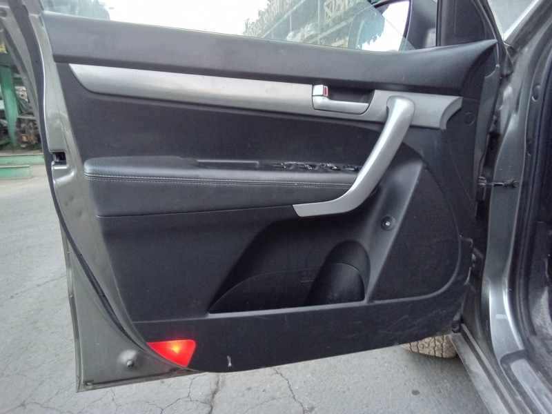 Recambio de guarnecido puerta delantera izquierda para kia sorento emotion 4wd referencia OEM IAM 823102P000  