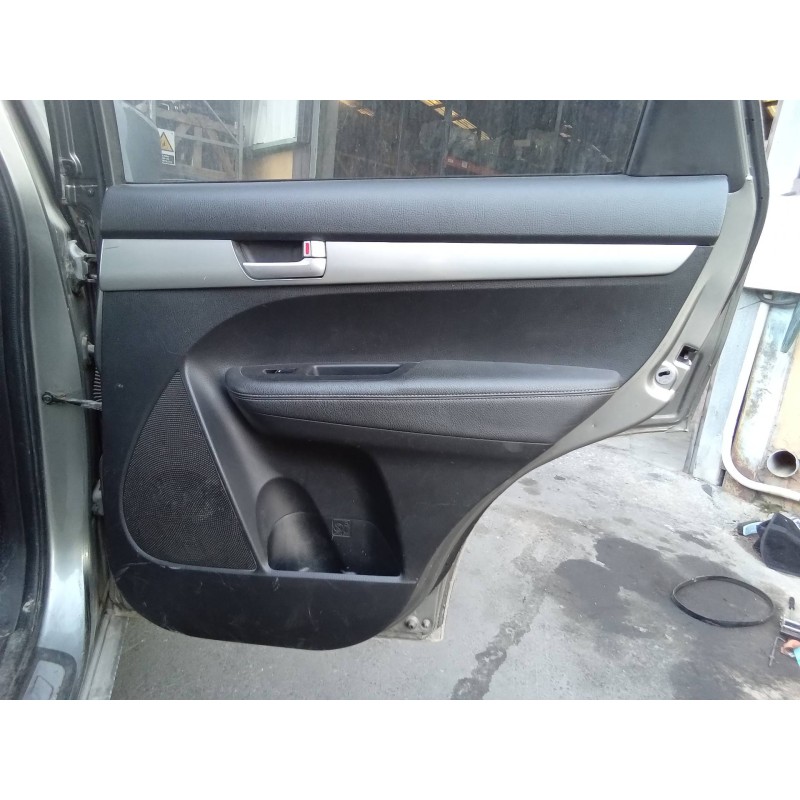 Recambio de guarnecido puerta trasera derecha para kia sorento emotion 4wd referencia OEM IAM 833202P000 833802P000 