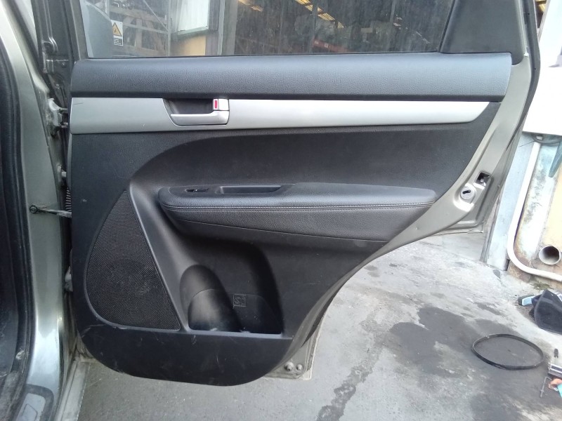 Recambio de guarnecido puerta trasera derecha para kia sorento emotion 4wd referencia OEM IAM 833202P000 833802P000 