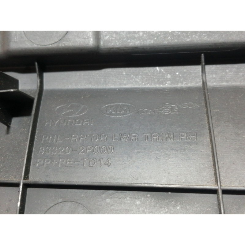 Recambio de guarnecido puerta trasera derecha para kia sorento emotion 4wd referencia OEM IAM 833202P000 833802P000 