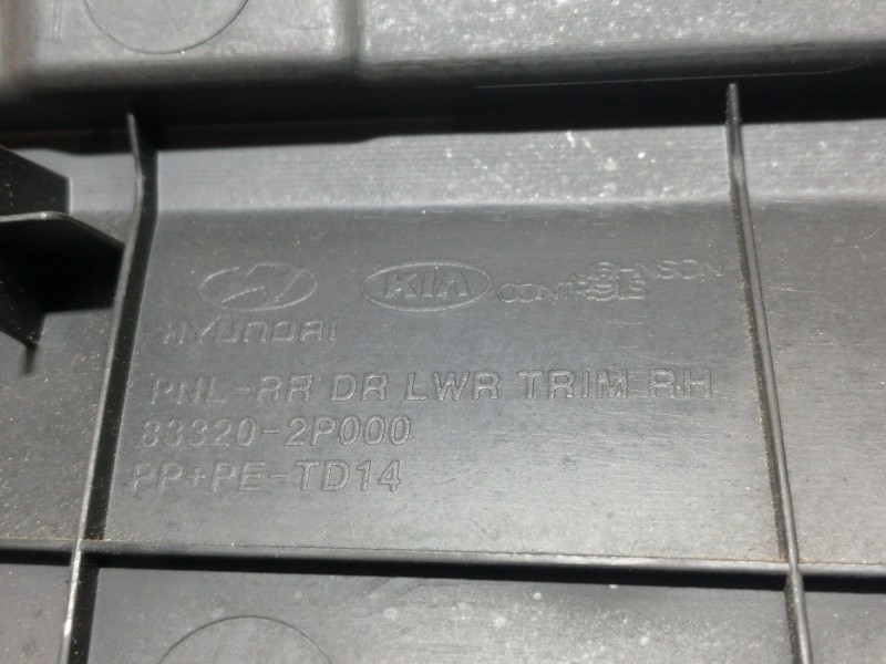 Recambio de guarnecido puerta trasera derecha para kia sorento emotion 4wd referencia OEM IAM 833202P000 833802P000 