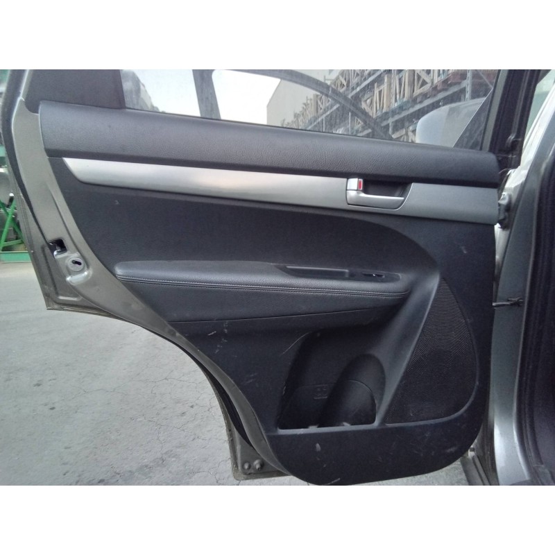 Recambio de guarnecido puerta trasera izquierda para kia sorento emotion 4wd referencia OEM IAM 833102P000 833702P000 