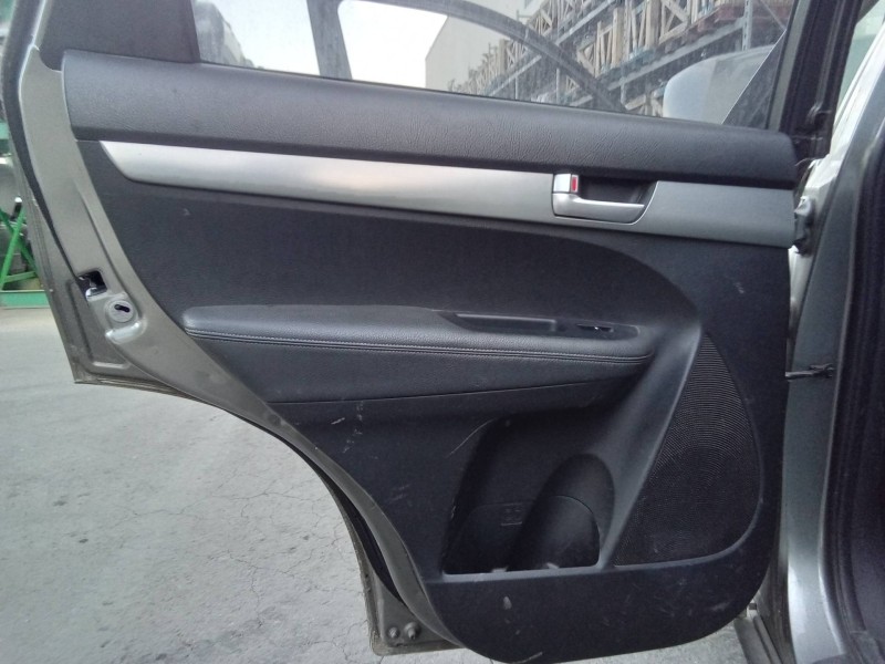 Recambio de guarnecido puerta trasera izquierda para kia sorento emotion 4wd referencia OEM IAM 833102P000 833702P000 