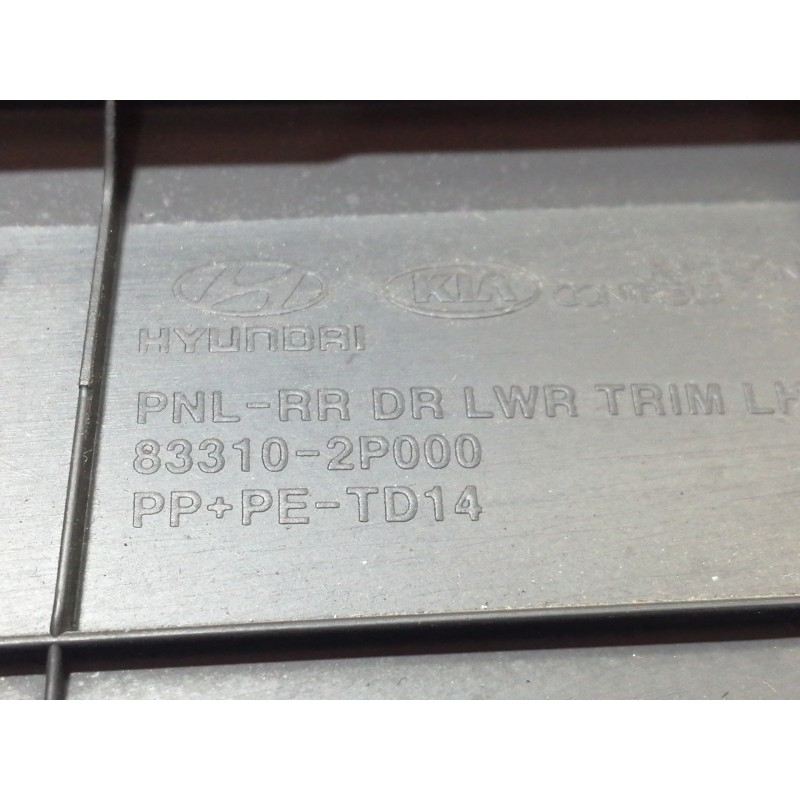 Recambio de guarnecido puerta trasera izquierda para kia sorento emotion 4wd referencia OEM IAM 833102P000 833702P000 