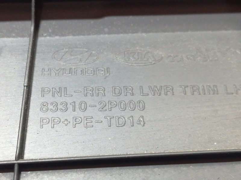 Recambio de guarnecido puerta trasera izquierda para kia sorento emotion 4wd referencia OEM IAM 833102P000 833702P000 