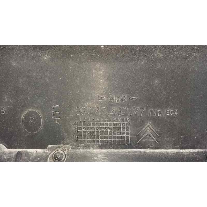 Recambio de rejilla delantera para citroën saxo 1.5 d tentation referencia OEM IAM 9617745277  