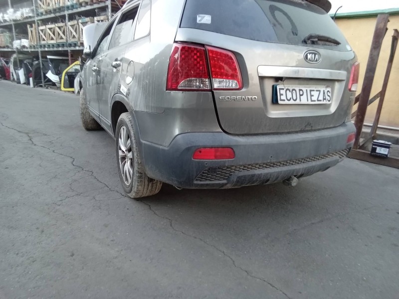 Recambio de paragolpes trasero para kia sorento emotion 4wd referencia OEM IAM 866112P010 CON SENSORES DE APARCAMIENTO CON RAJA 