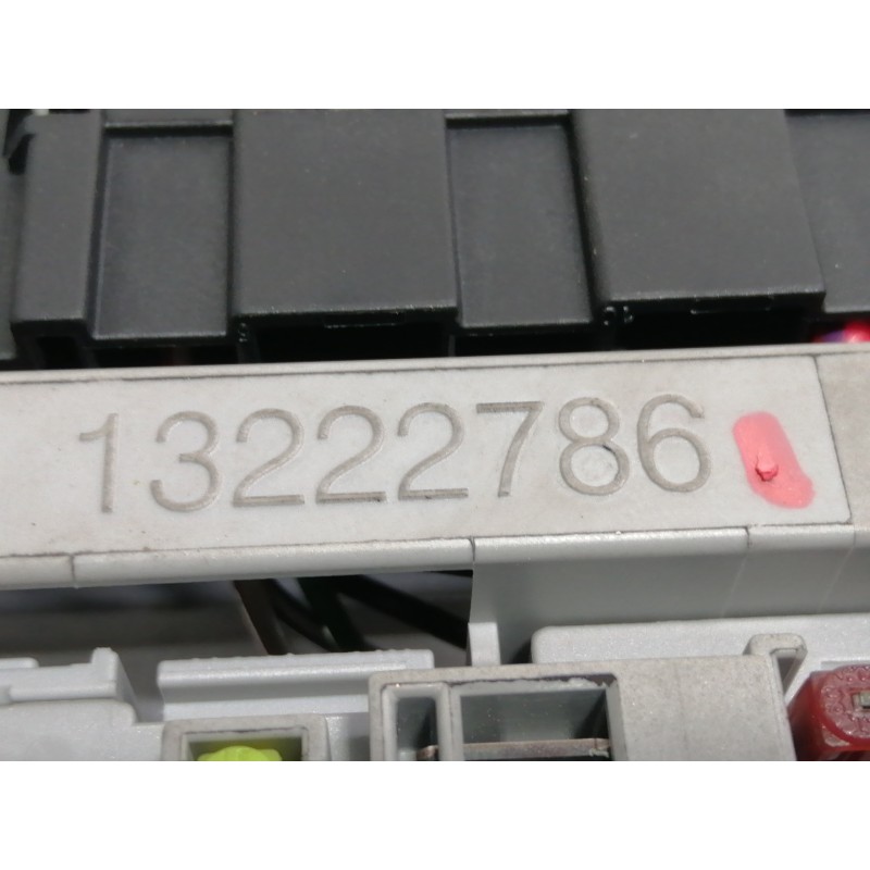 Recambio de caja reles / fusibles para opel insignia berlina cosmo referencia OEM IAM 13222786  