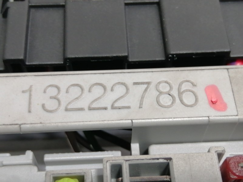 Recambio de caja reles / fusibles para opel insignia berlina cosmo referencia OEM IAM 13222786  