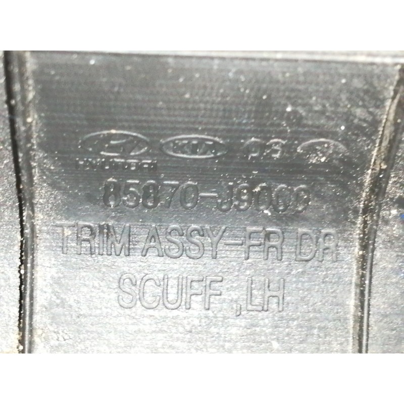 Recambio de moldura para hyundai kona sle 2wd referencia OEM IAM 85870J9000  