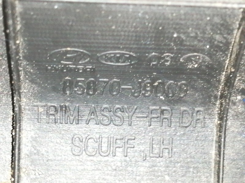 Recambio de moldura para hyundai kona sle 2wd referencia OEM IAM 85870J9000  