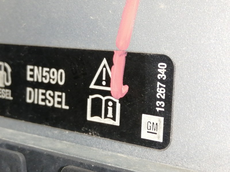 Recambio de tapa exterior combustible para opel insignia berlina cosmo referencia OEM IAM 13267340  