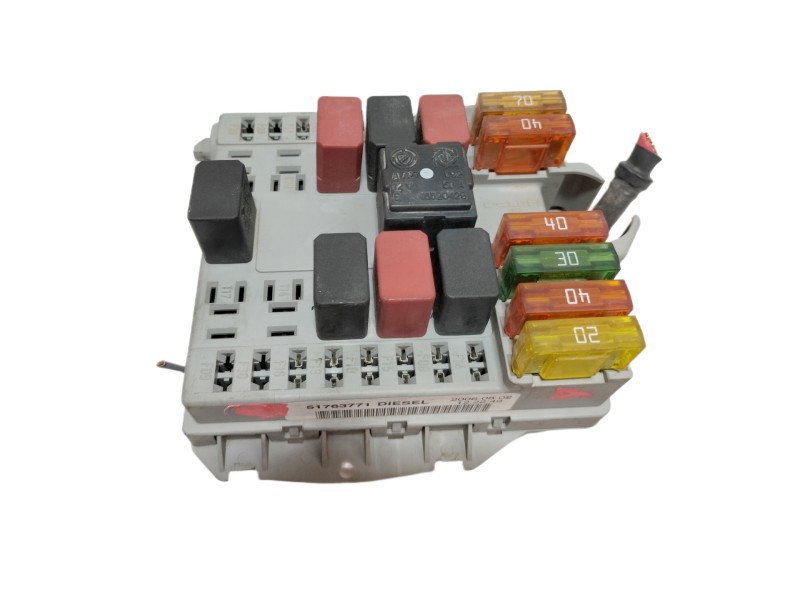 Recambio de caja reles / fusibles para fiat doblo (119) 1.9 jtd cat referencia OEM IAM 51763771  