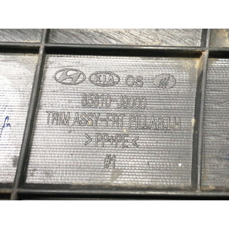 Recambio de moldura para hyundai kona sle 2wd referencia OEM IAM 85810J9000  