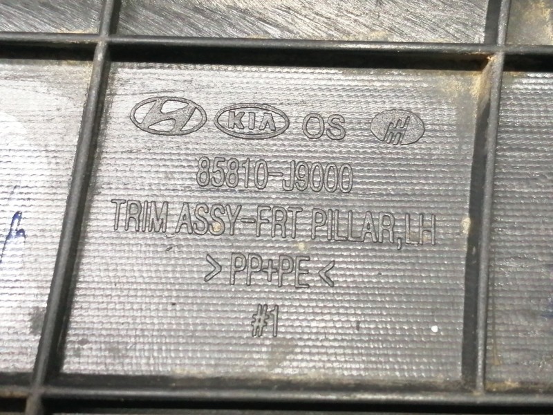 Recambio de moldura para hyundai kona sle 2wd referencia OEM IAM 85810J9000  