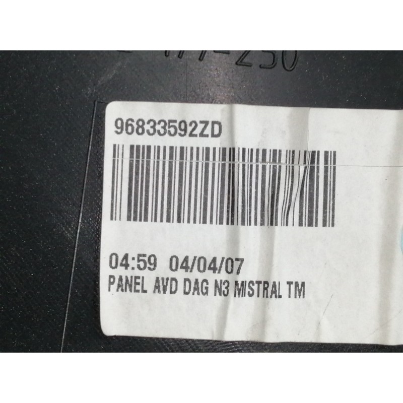 Recambio de guarnecido puerta delantera derecha para citroën c4 picasso exclusive referencia OEM IAM 96833592ZD  