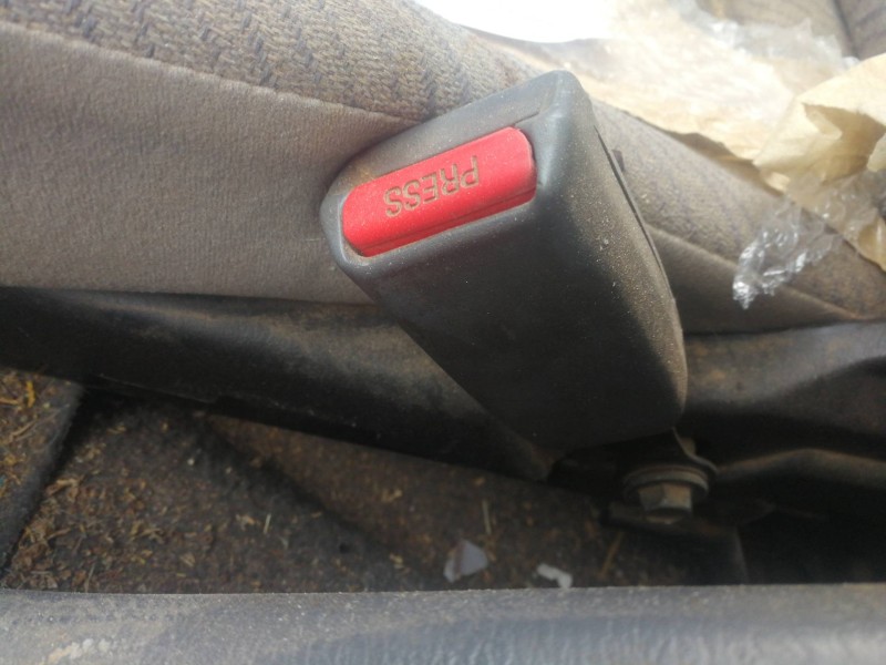 Recambio de enganche cinturon delantero derecho para nissan pick-up (d22) td doble cabina navara 4x4 referencia OEM IAM   