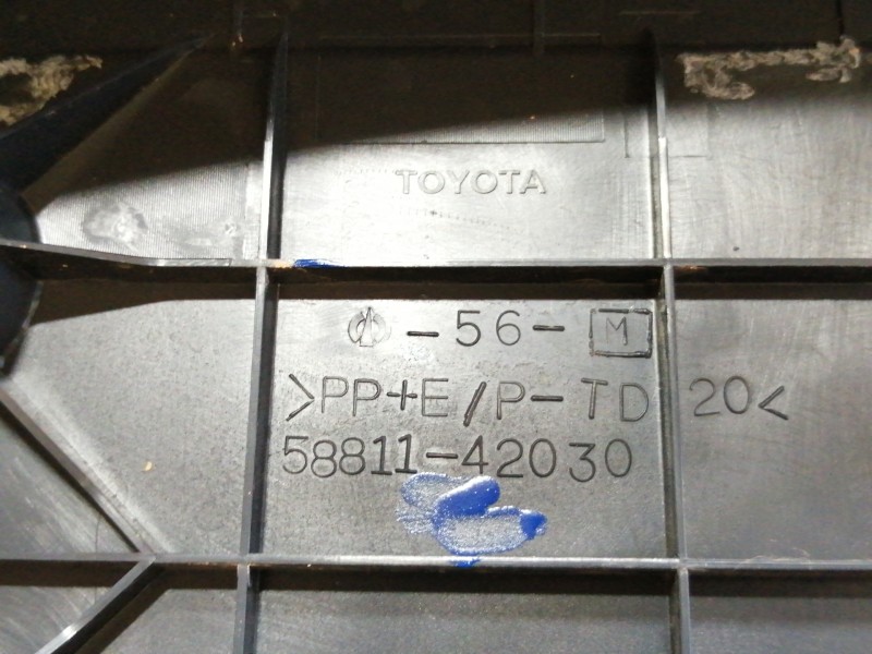 Recambio de apoyabrazos central para toyota rav 4 (a3) advance referencia OEM IAM 5881142030  