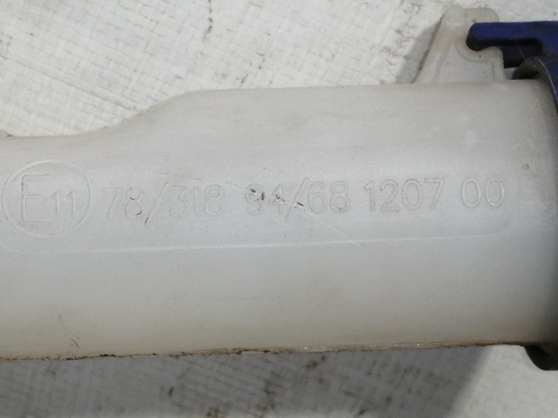 Recambio de deposito limpia para ford fiesta (cb1) trend referencia OEM IAM 8A6117B613AF  