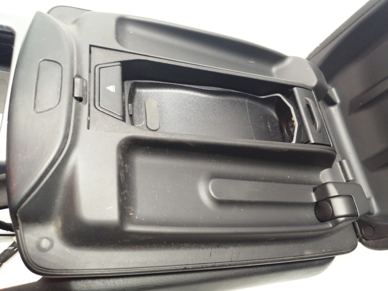 Recambio de apoyabrazos central para bmw x5 (e53) 3.0d referencia OEM IAM 51168402933  