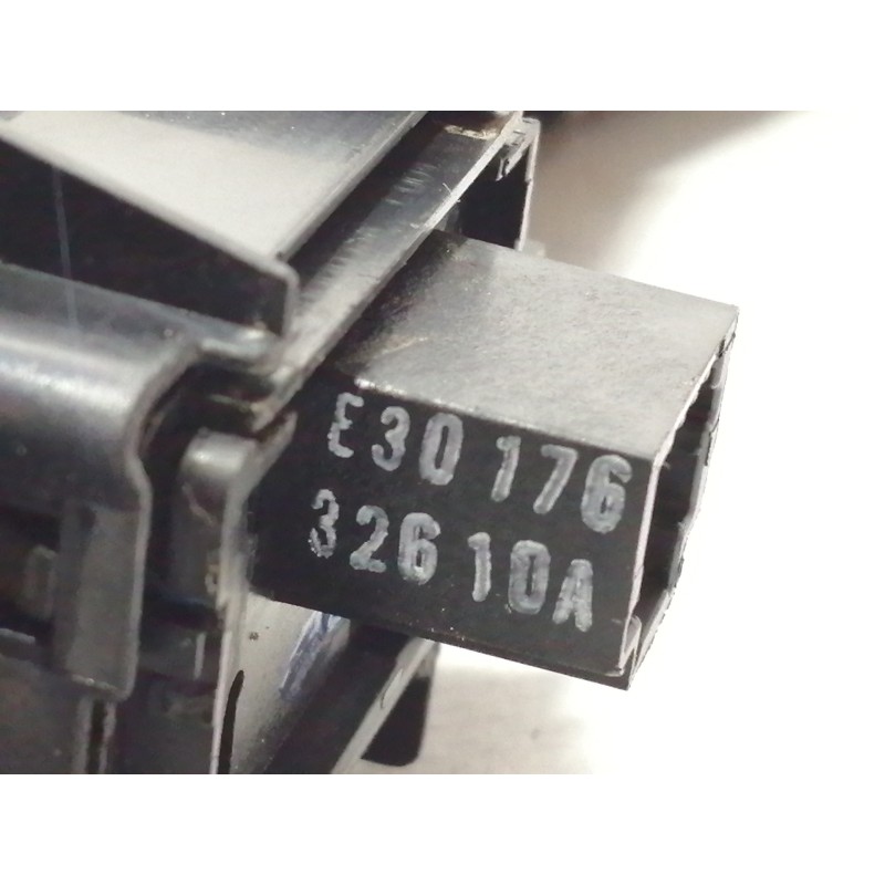 Recambio de mando elevalunas delantero derecho para renault megane iii sport tourer emotion referencia OEM IAM E30176  