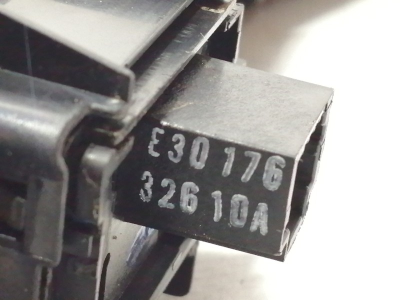 Recambio de mando elevalunas delantero derecho para renault megane iii sport tourer emotion referencia OEM IAM E30176  