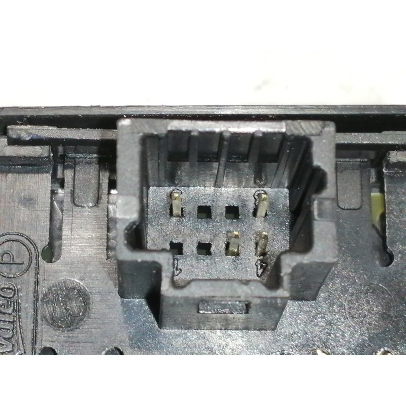 Recambio de mando elevalunas trasero izquierdo para renault megane iii sport tourer emotion referencia OEM IAM 829500004R 156024