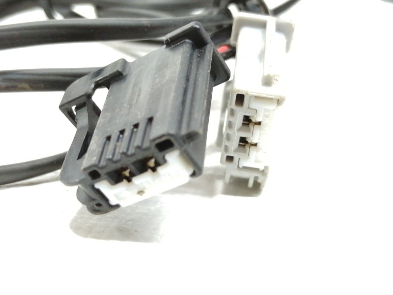 Recambio de enganche cinturon trasero central para opel adam glam ecoflex referencia OEM IAM 13350033  