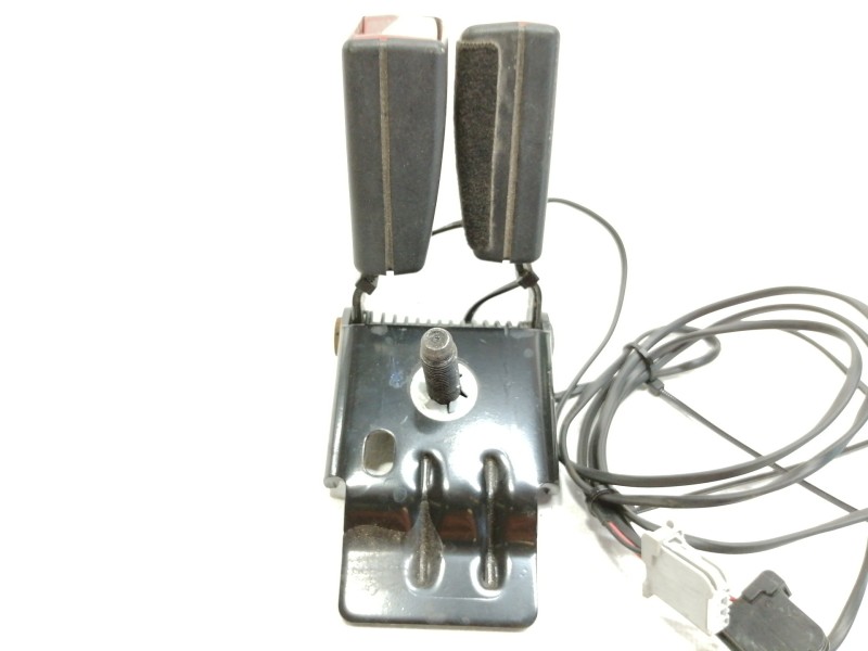 Recambio de enganche cinturon trasero central para opel adam glam ecoflex referencia OEM IAM 13350033  