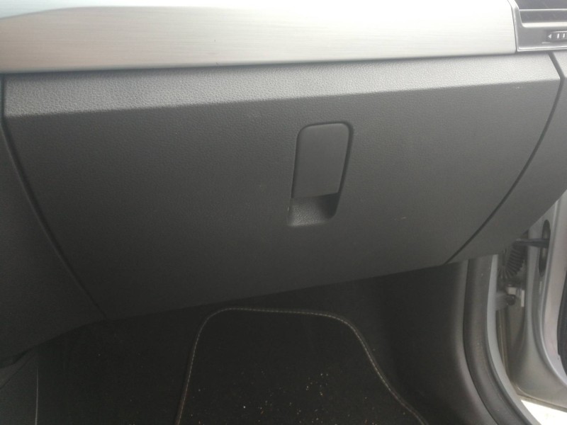 Recambio de guantera para skoda fabia active referencia OEM IAM 6V1857097N  