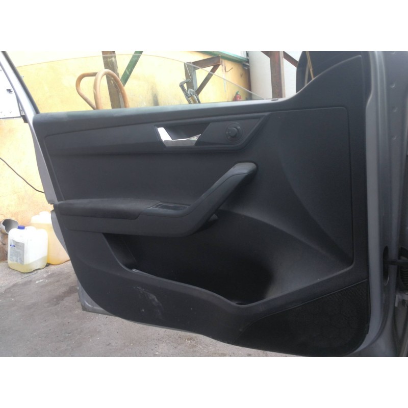 Recambio de guarnecido puerta delantera izquierda para skoda fabia active referencia OEM IAM 6V1867013K  