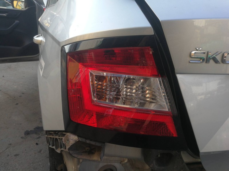 Recambio de piloto trasero izquierdo para skoda fabia active referencia OEM IAM 6V6945095  