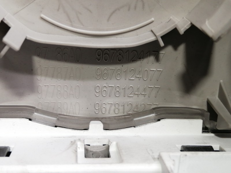 Recambio de luz interior para citroën c4 grand picasso seduction referencia OEM IAM 9678124177  