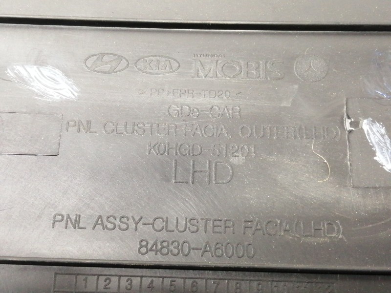 Recambio de moldura para hyundai i30 (gd) style referencia OEM IAM 84830A6000  