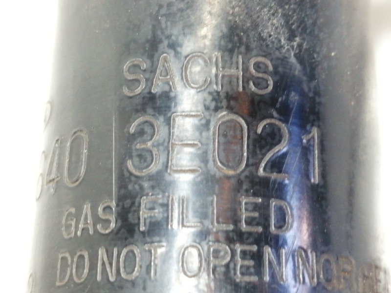 Recambio de amortiguador delantero derecho para kia sorento 2.4 16v ex referencia OEM IAM 546403E021  