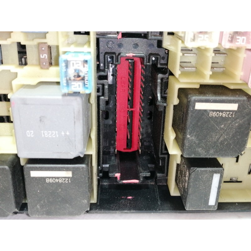 Recambio de caja reles / fusibles para ford focus lim. (cb8) trend referencia OEM IAM AV6T14A067AC 5B0Q10107 