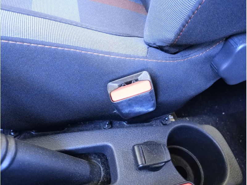 Recambio de enganche cinturon delantero derecho para dacia sandero stepway referencia OEM IAM 878166634R 91131070 