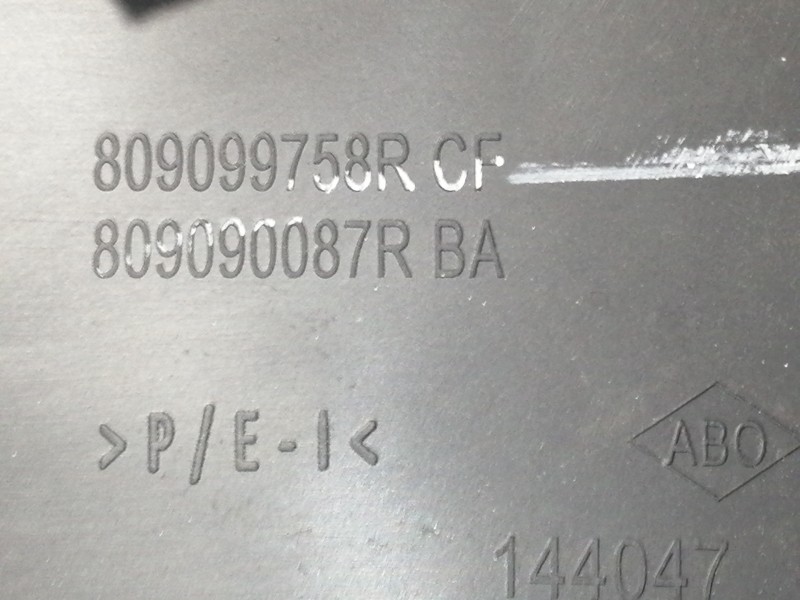 Recambio de guarnecido puerta delantera izquierda para dacia sandero stepway referencia OEM IAM 809010972R 7034G07 809099758RCF