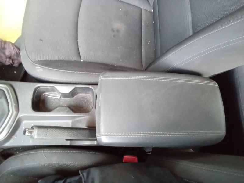 Recambio de apoyabrazos central para ssangyong tivoli limited 4x2 referencia OEM IAM   