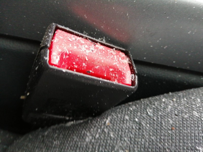 Recambio de enganche cinturon delantero derecho para ford c-max trend referencia OEM IAM 21808418 620688300B 