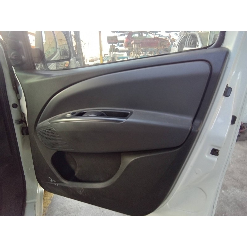 Recambio de guarnecido puerta delantera derecha para fiat doblo cargo basis kasten referencia OEM IAM 735469697 735455641 / 7355