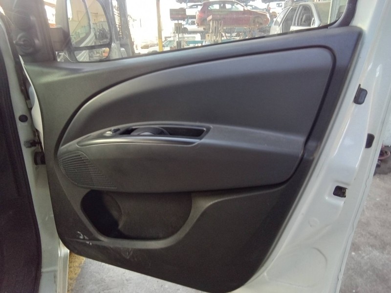 Recambio de guarnecido puerta delantera derecha para fiat doblo cargo basis kasten referencia OEM IAM 735469697 735455641 / 7355