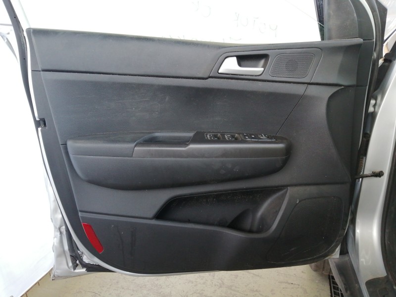 Recambio de guarnecido puerta delantera izquierda para kia sportage drive 2wd referencia OEM IAM 82370F1000 82393F1000 M82370F10